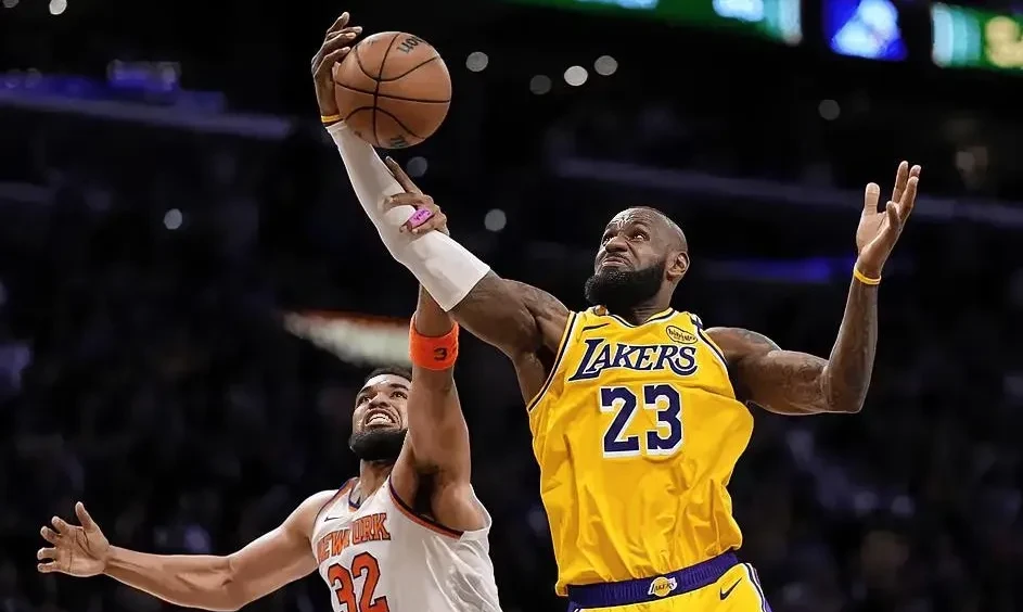 尼克斯横扫公牛，詹姆斯关键制胜