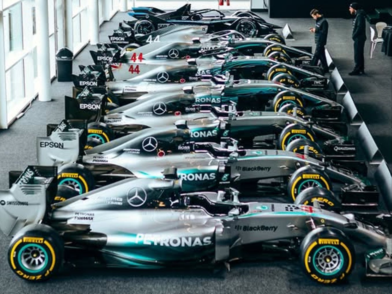 阿斯顿马丁鏖战哈斯车队，汉密尔顿惊艳四座