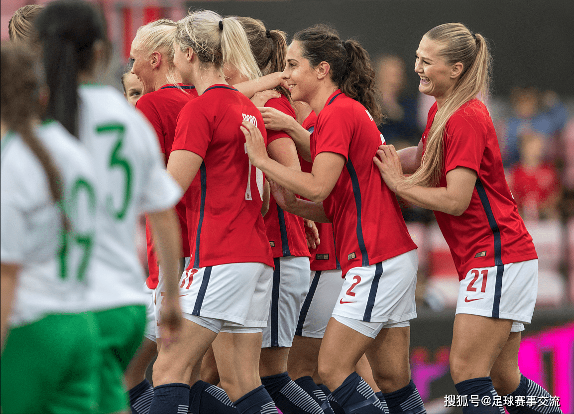 加拿大女足比赛引发热闹场面 加拿大女足比赛引发热闹场面