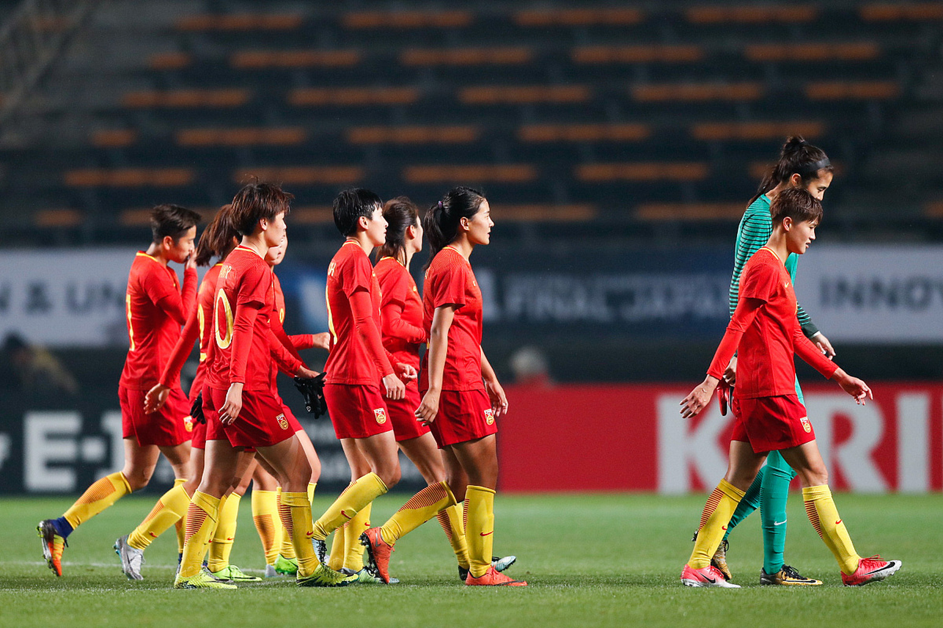 世界女足杯比赛紧张激烈,球员们全力以赴 世界女足杯比赛紧张激烈,球员们全力以赴